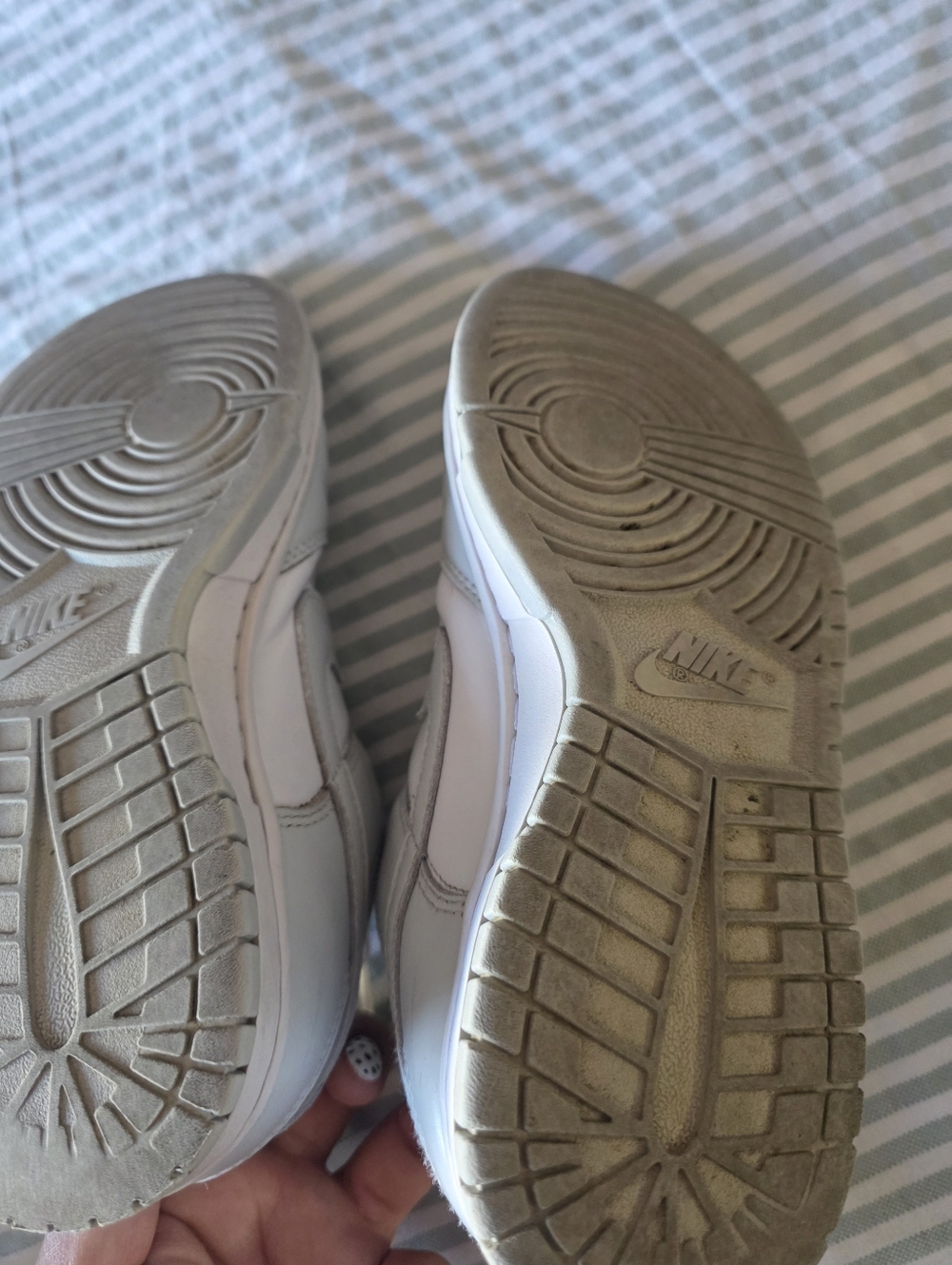 Nike Low-Top Sneakers in Light Gray and White - Picture 4 of 5
